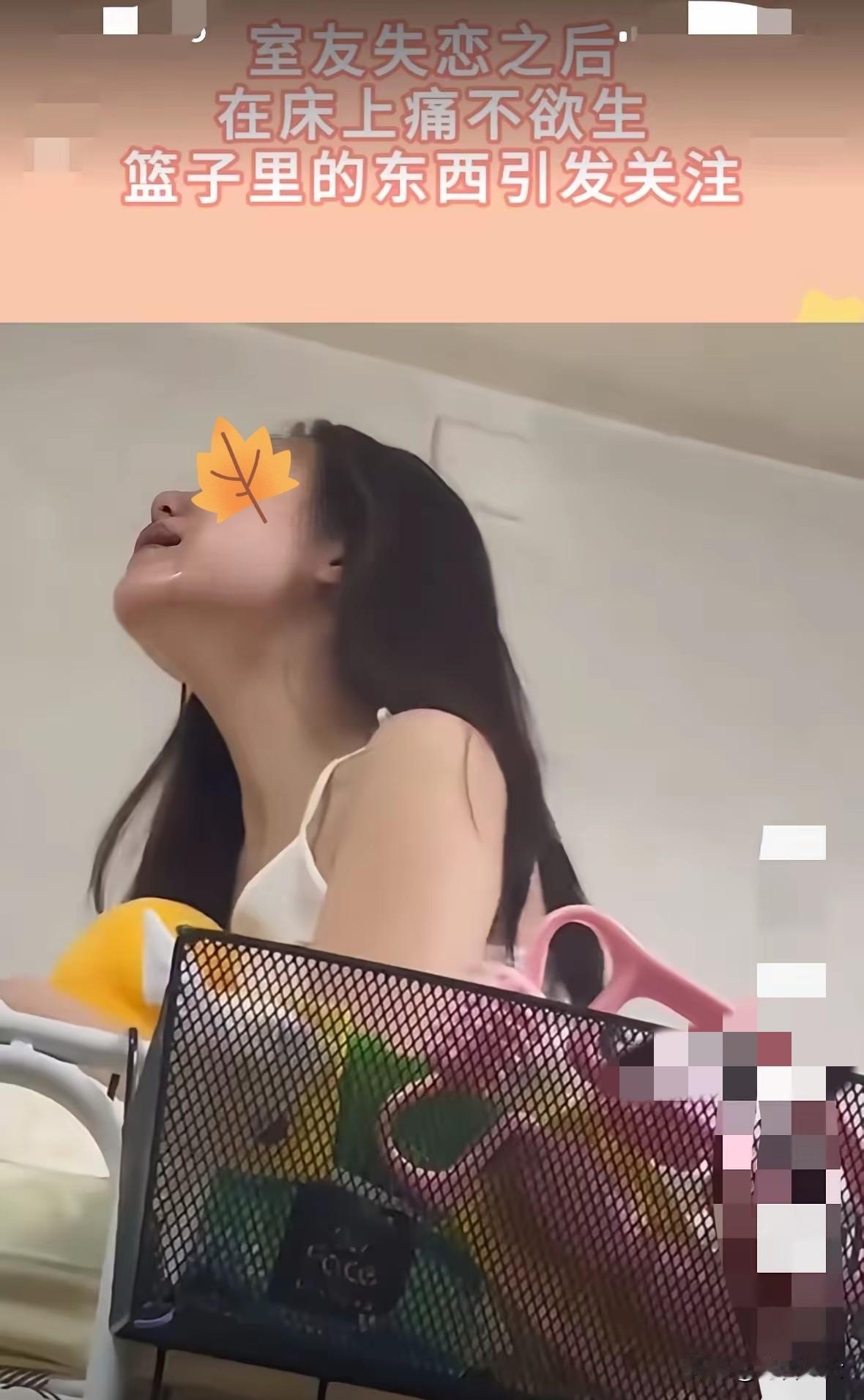 女大学生失恋了，坐在床上痛哭流涕，很伤心，可以明显看出来是真爱！年少轻狂时候