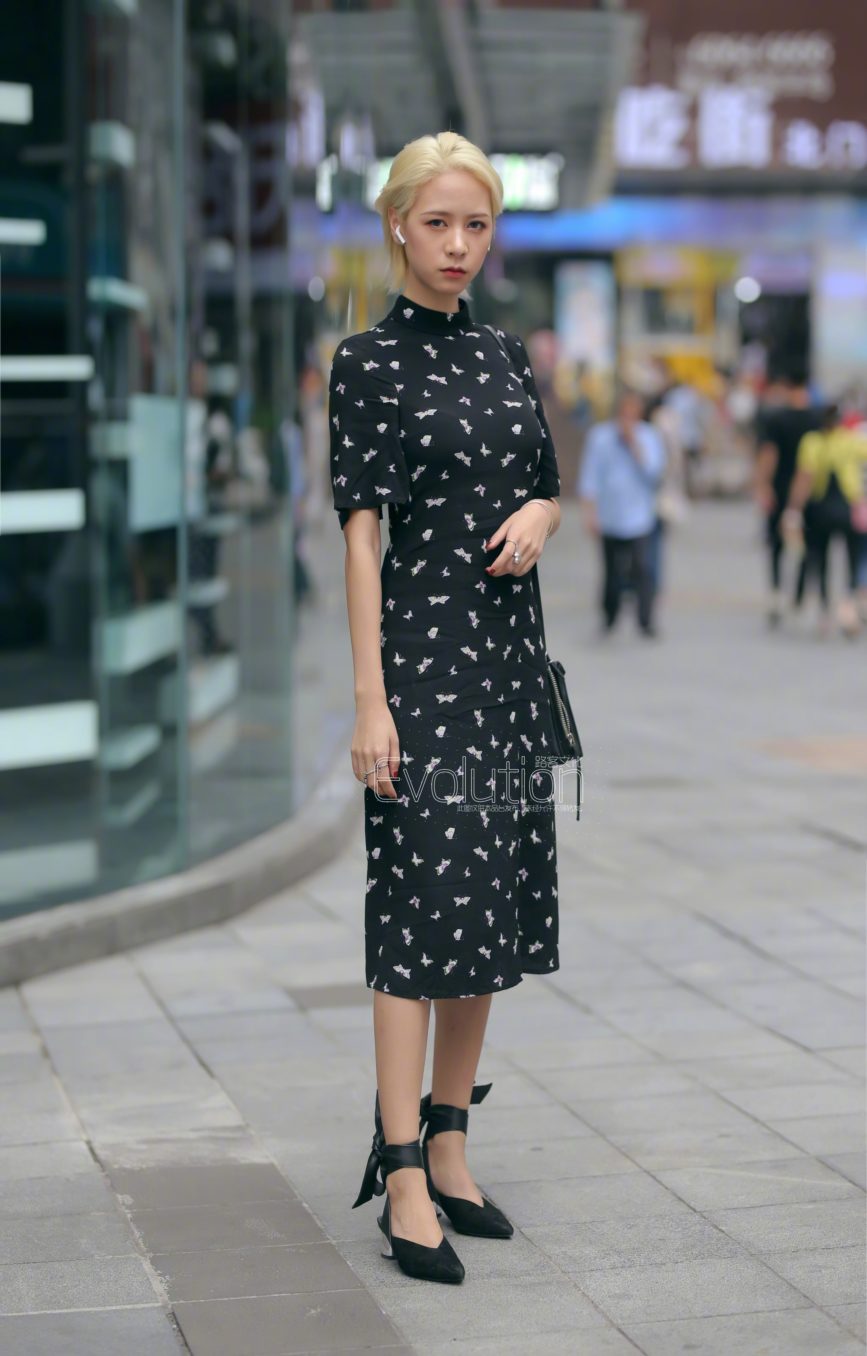 优雅的黑色旗袍，仿佛时间凝固，你是这条街最耀眼的风景！👗✨​​​
