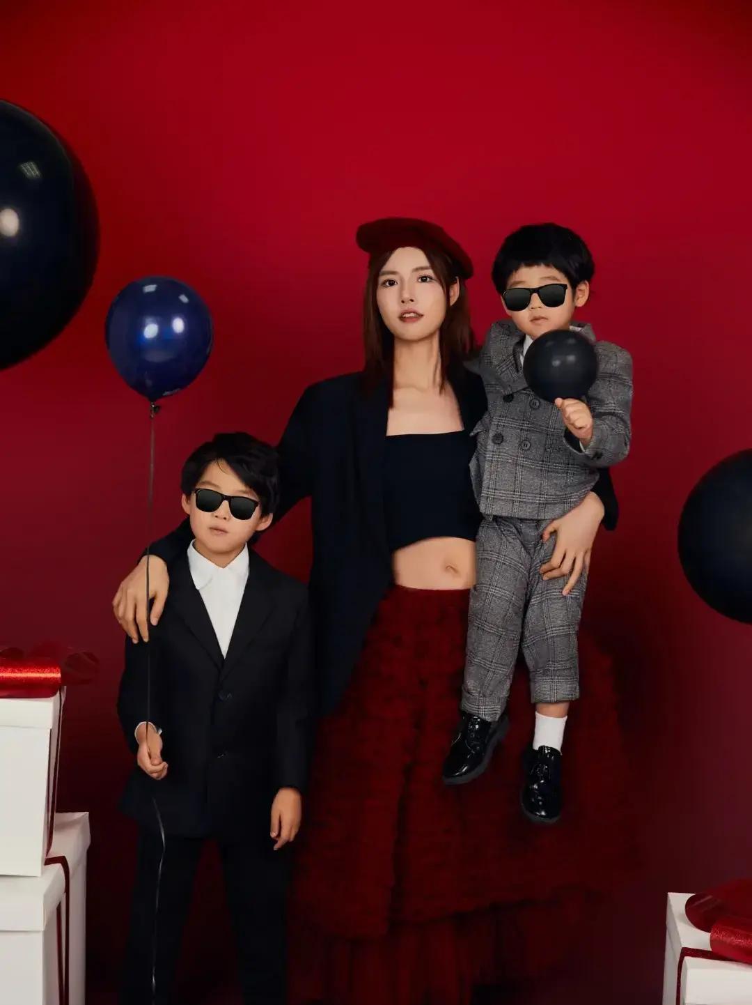 苏醒的老婆廖语辰最近跑到云南拍了一组民族风大片，穿得跟老公苏醒同款衣服，晒出来直