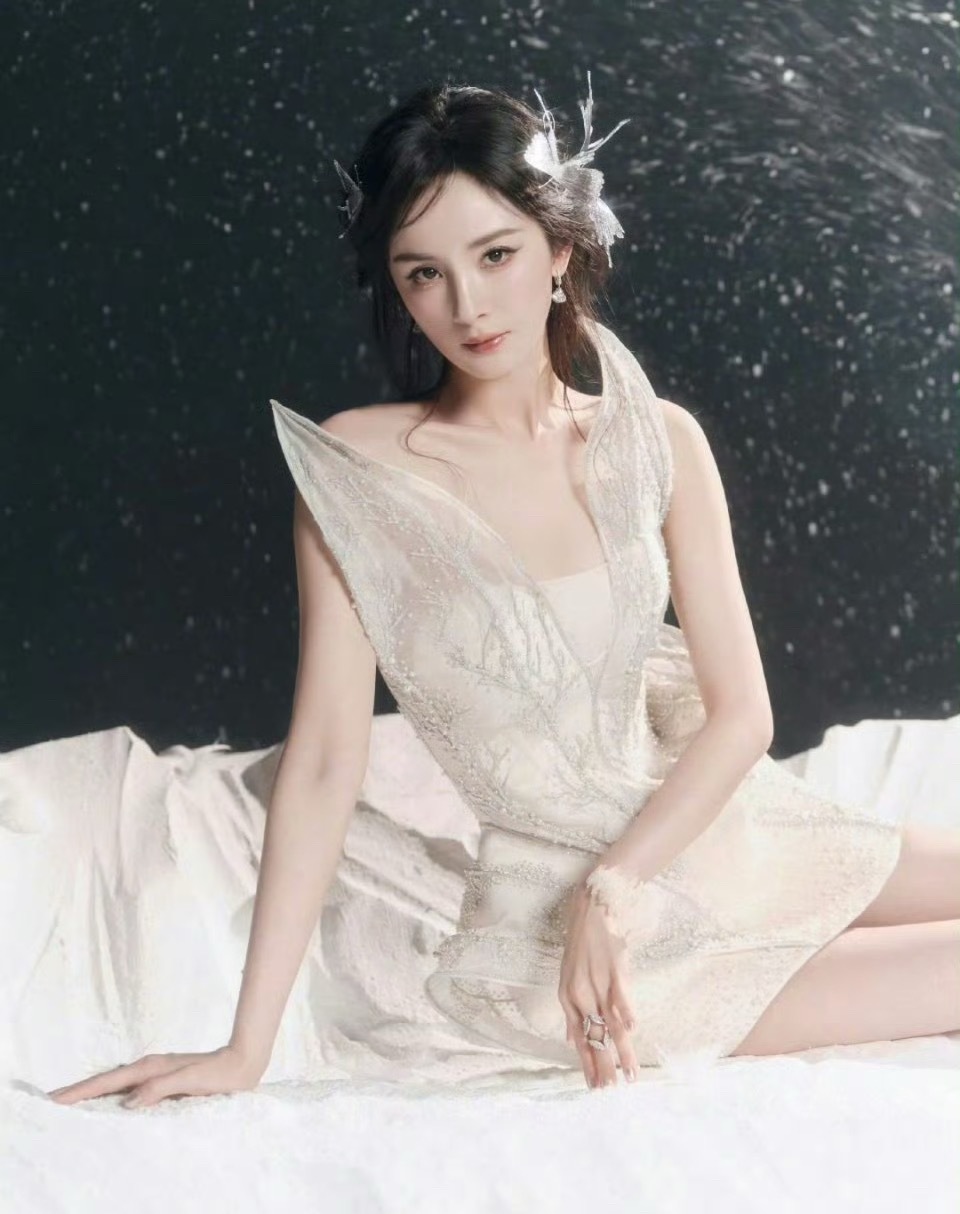 杨幂Prada期待我们爆剧女王带货女王大幂幂，幂姐和Prada品牌的调性很适配