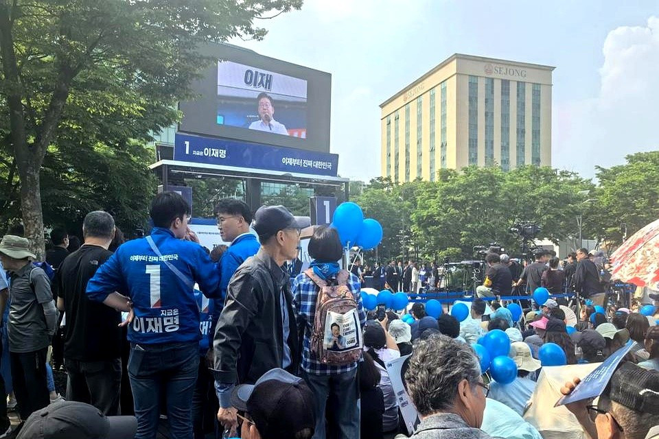 李在明支持者卖力拉票---首尔街