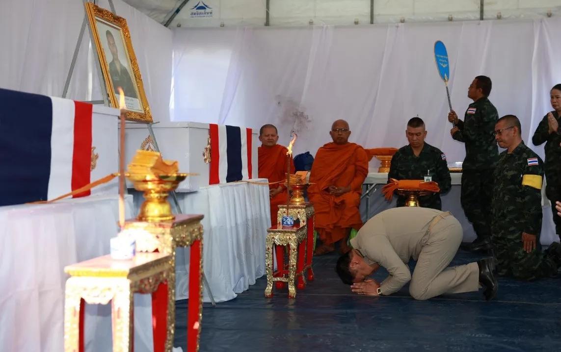 泰国总理阿努廷下跪16日泰军在进攻柬军350高地时失败，两名士兵为了掩护战后