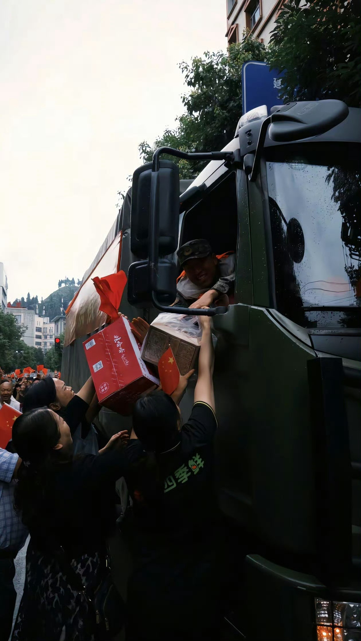 这一刻军民鱼水情再一次具象化了！