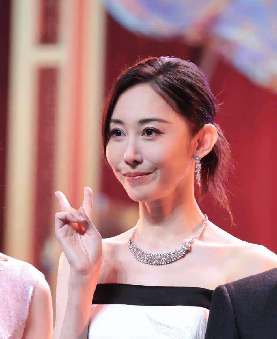 朱洁静膝盖积液，我忍了。韧带撕裂缠绷带巡演，我忍了。术后三个月抬手冒冷汗