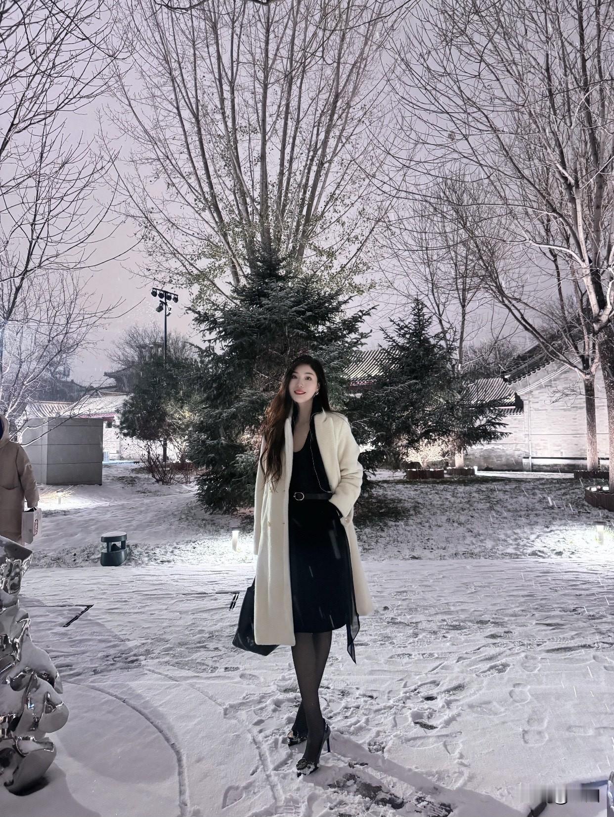 今日分享随手拍照片冬日暖阳下，雪中漫步，感受生活的美好。