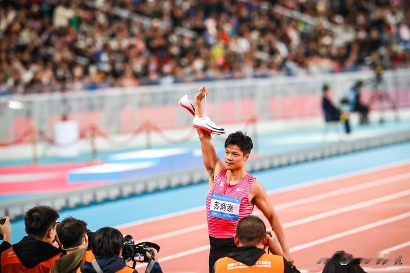 苏炳添封印“9秒83”12月9日，苏炳添在个人微博宣告退役，21年的运动生涯就