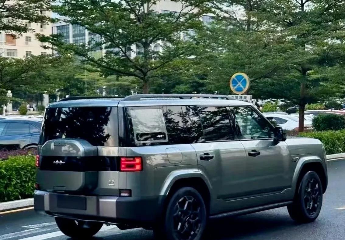 第一眼——霸气!路遇野生方程豹钛7实车，目测有5米的车长，视觉上有ABCD四柱了