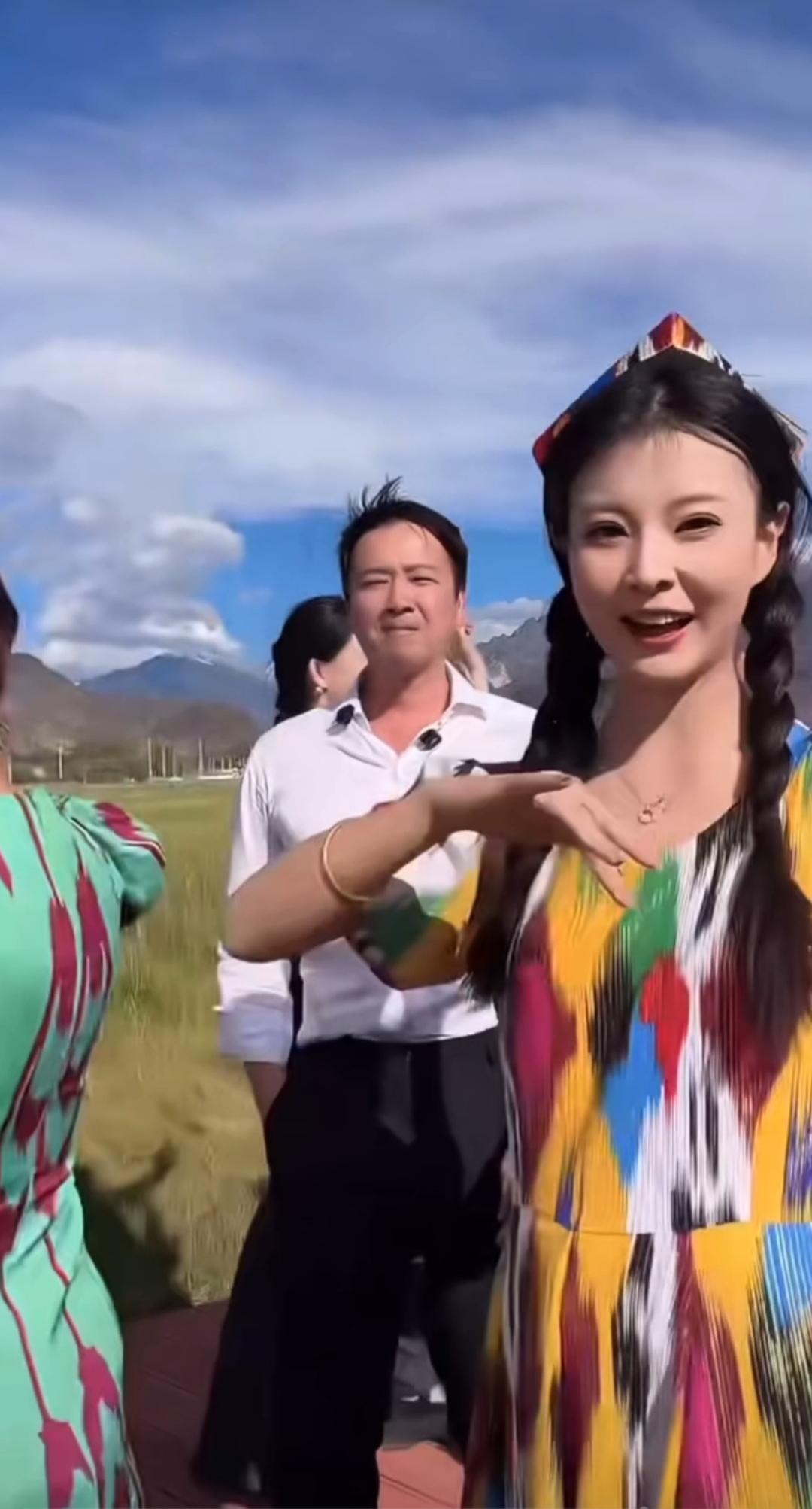 前段时间，赖文峰带着全家去新疆旅行，期间吃遍了当地的美食，新疆是个热情的民族，人