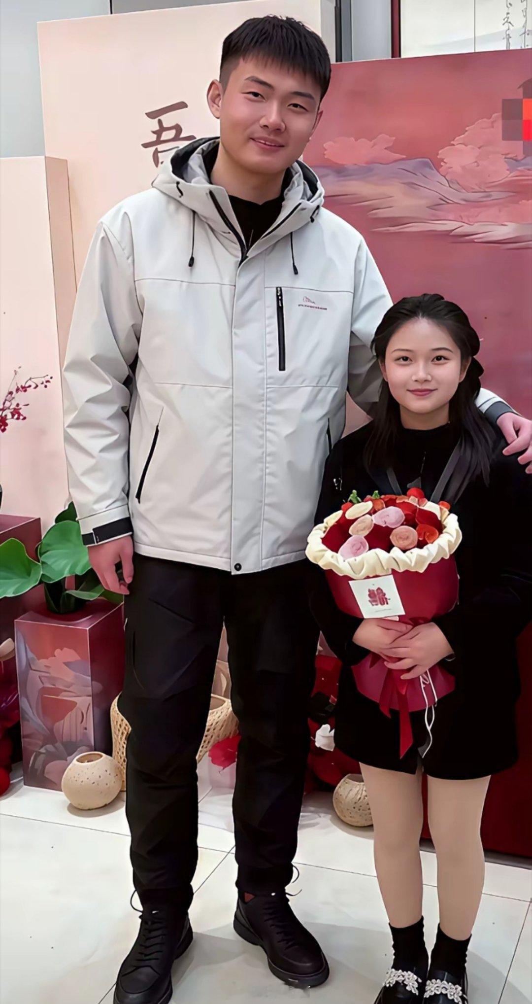 这位男士身材高大，而她则娇小玲珑，面容姣好。两人站在一起，格外般配。原来，身高从