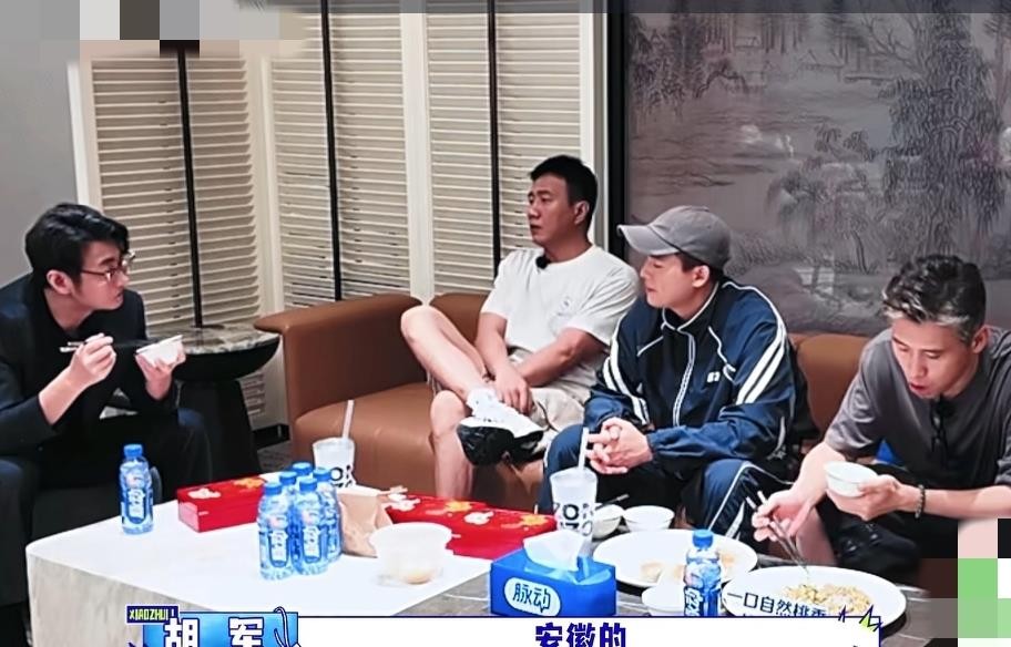 李乃文一句“侯镔”让全场笑翻，欧豪秒懂，胡军全程懵圈，这画面光是想想就够逗的。当时夏侯镔正聊着老家安