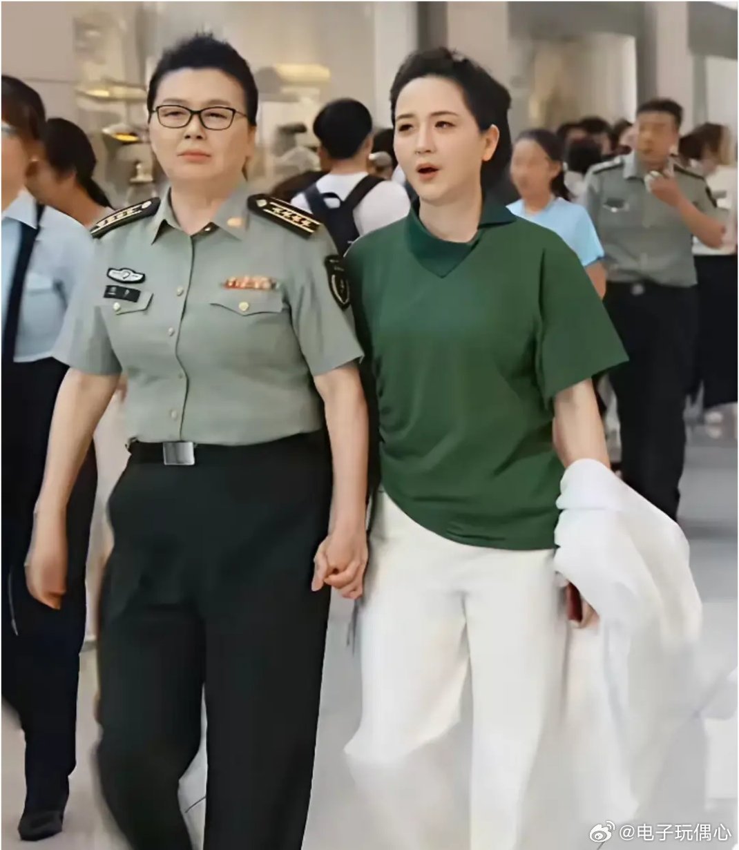 59岁的陶慧敏穿着绿色T恤，气韵非常独特，不愧是江南美人