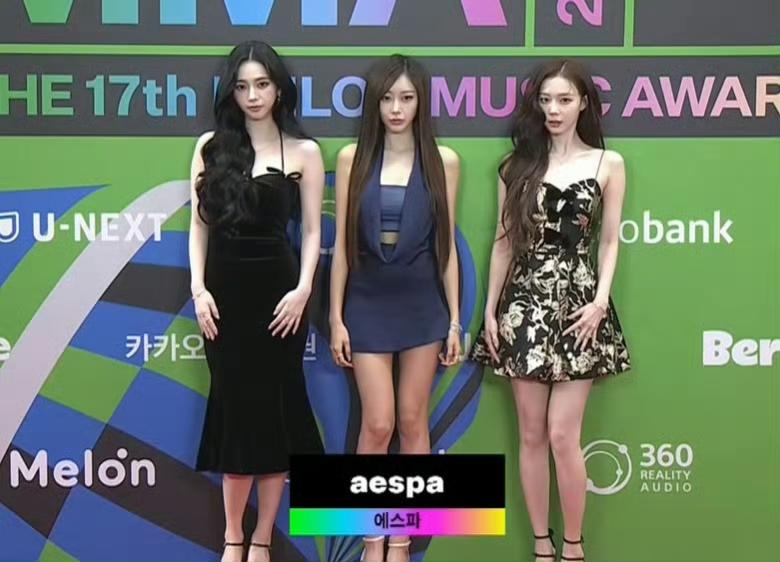 aespaMMA红毯造型惊艳亮相！黑调美学演绎未来感女神当MMA红毯的聚