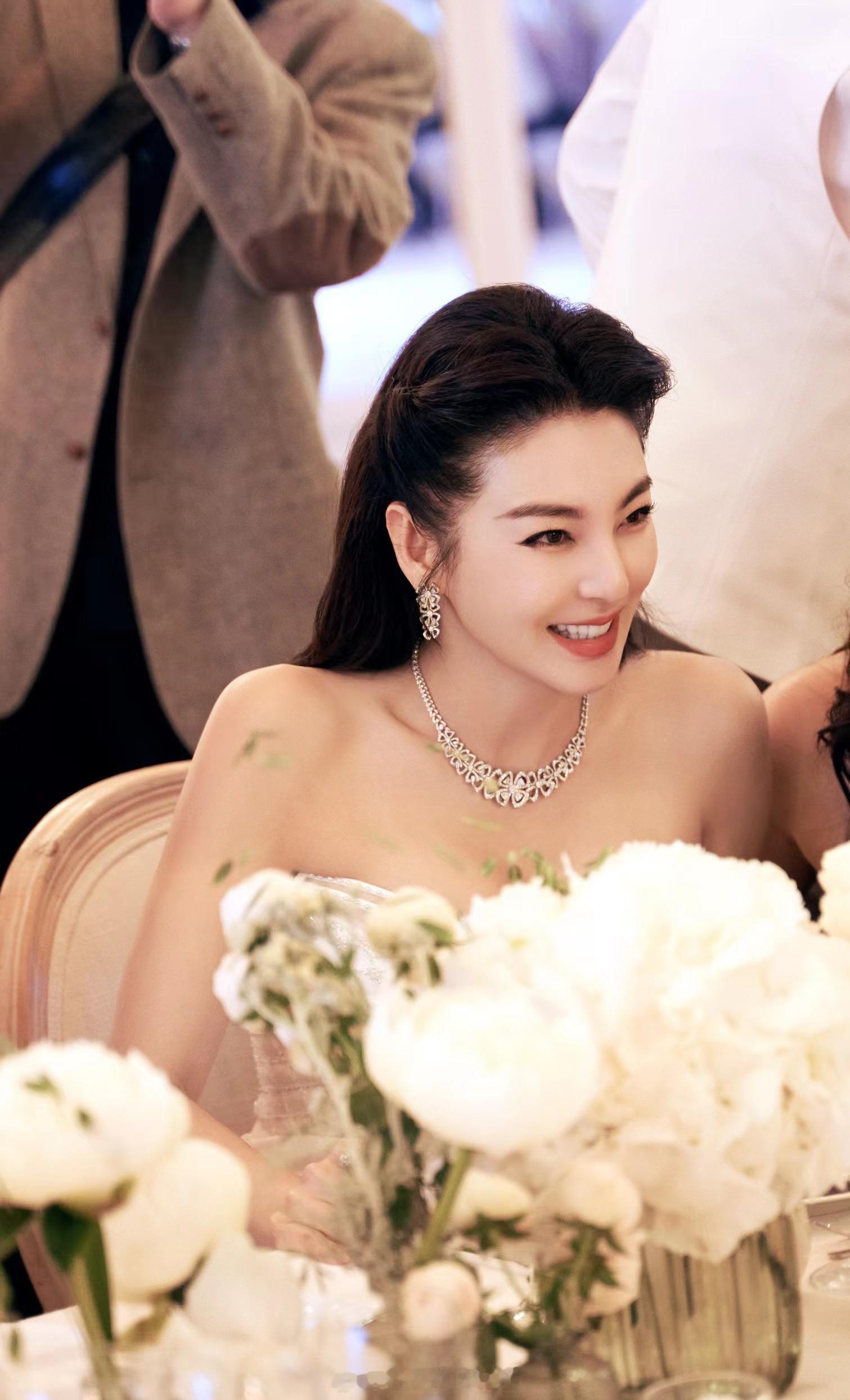 张雨绮白色抹胸拖尾长裙