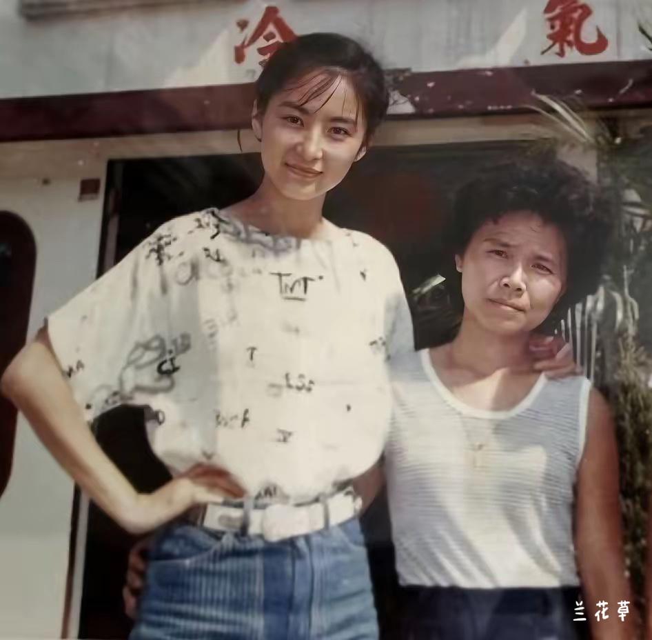 林青霞不管和谁合影，她都是最亮眼的。不信？请看～