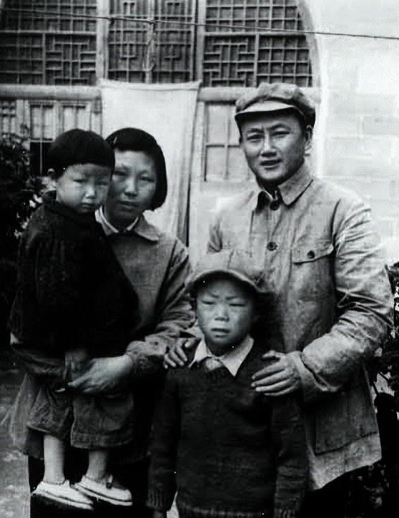 1949年军区政委返乡想报杀母之仇，毛主席心知肚明，大手一挥：把425团带去！