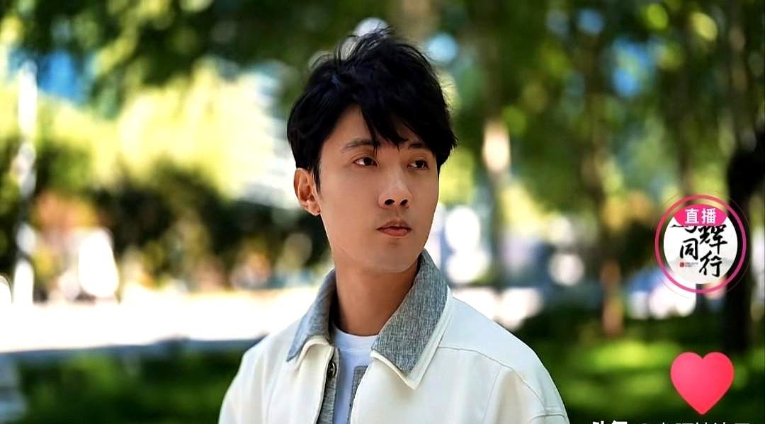 母亲节这天，董宇辉和与辉同行一早就整了个让人鼻子发酸的短片，真不是随便拍拍那么简