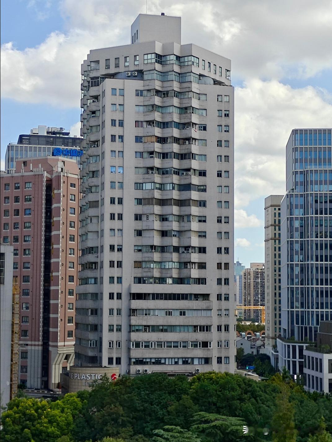 让人绝望的窗户。上海房地产开发高峰时,请来很多东南部设计师,他们根据自己的生活