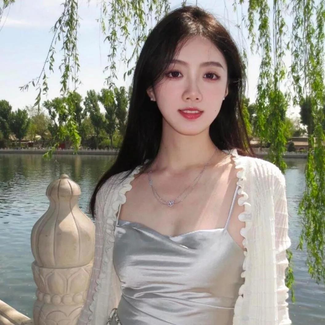 在公园里，与自然相映成趣的优雅自拍。自然美景拍照公园风景照自然美景自拍户外