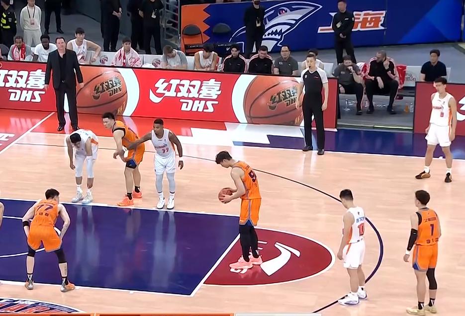 上海等来了最强版本的李添荣！皮特森44、杨曦浩8中7高效20分7篮板、邹阳11