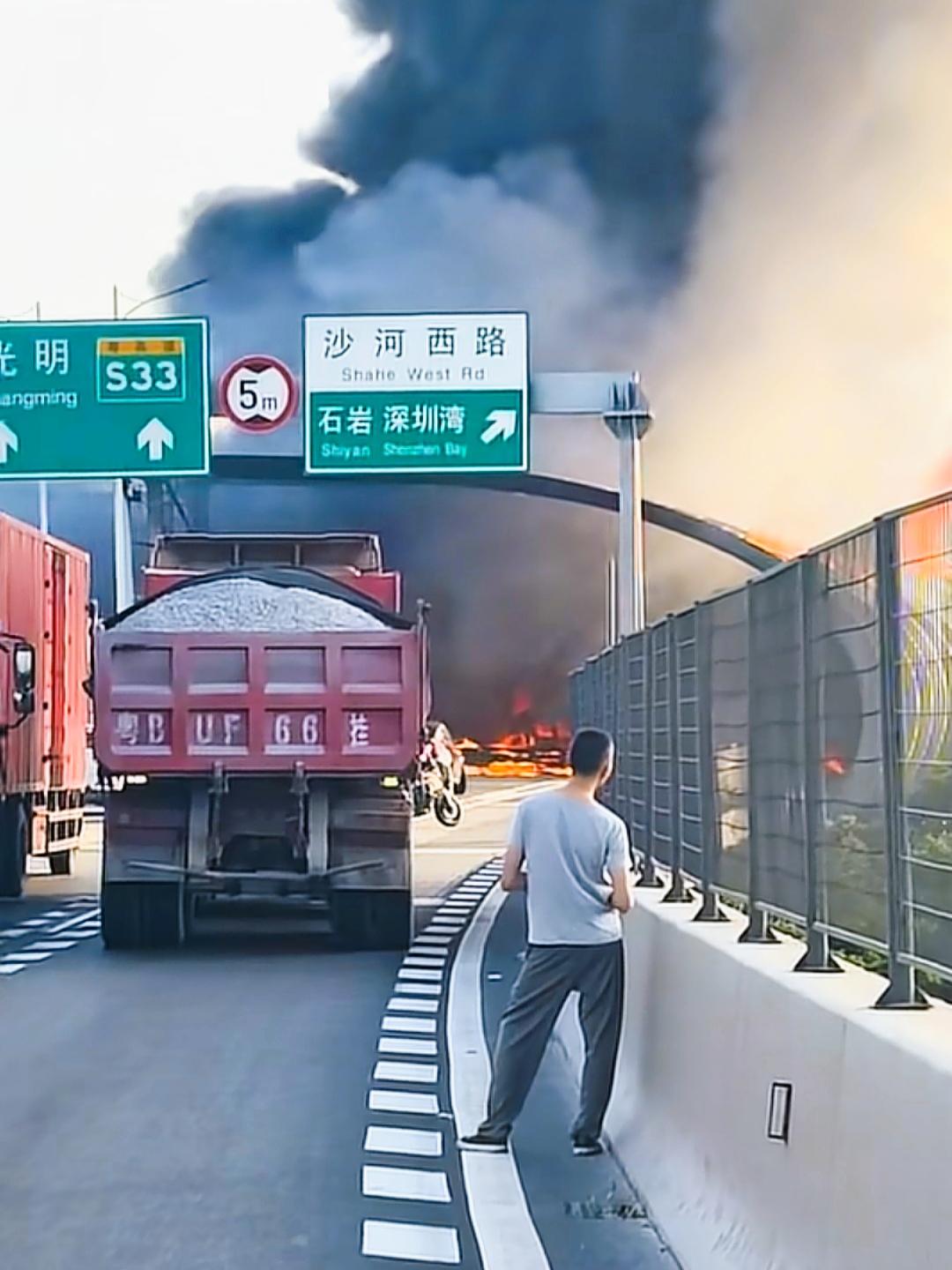 深圳快速路隔音挡板着火，司机师傅进退两难深圳南坪快速那一段隔音挡板又出事了！
