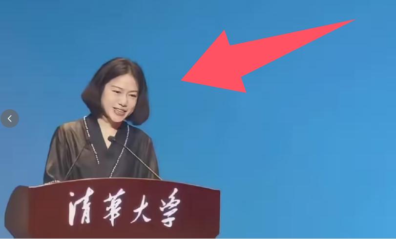 翁帆，我差点认不出来了！镜头里的她妆容精致，穿搭时髦，整个人散发出一种摩登松