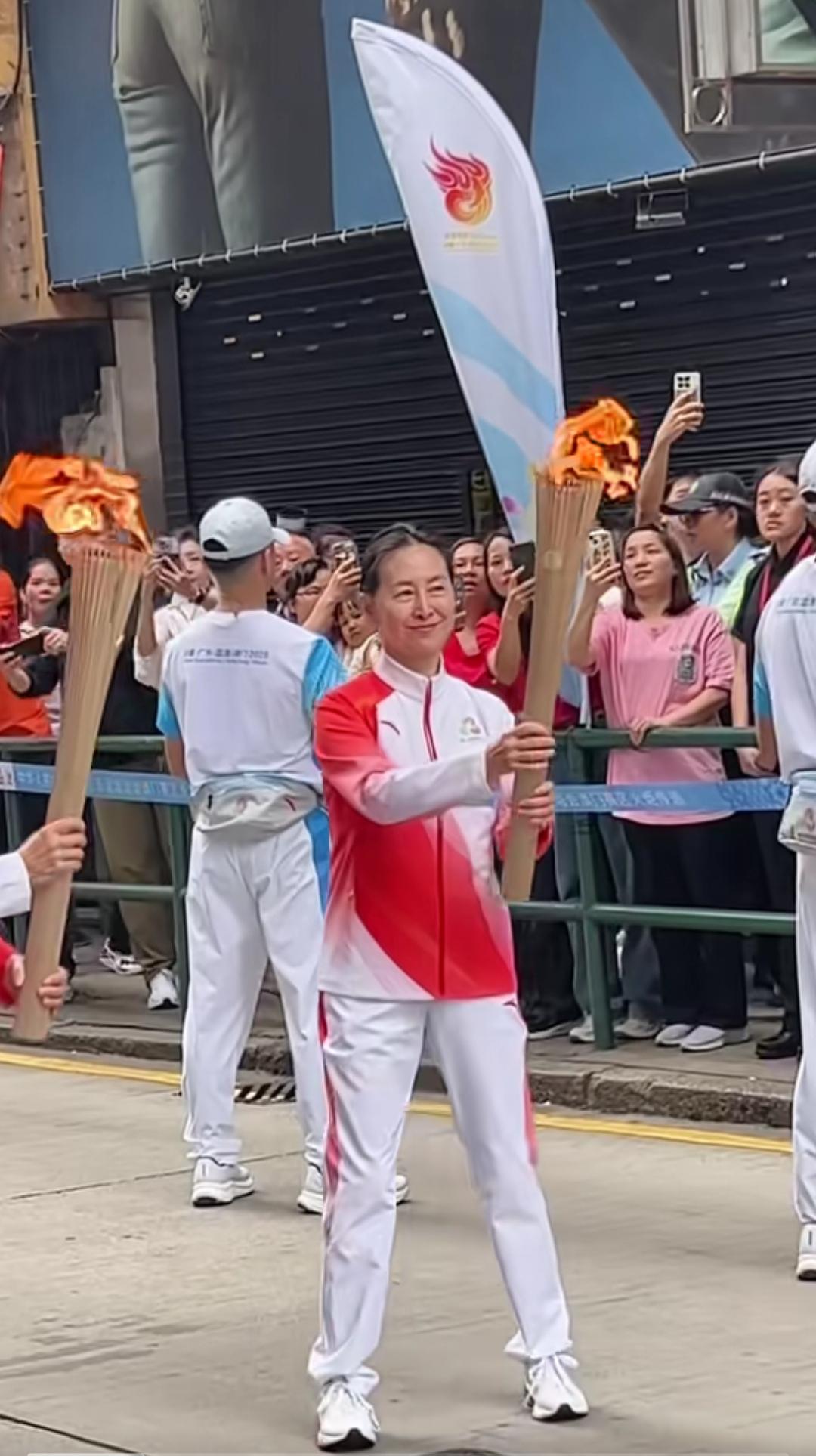 全运会马上要开始了，火炬传递也在按步就绪的进行着，在澳门看到了何超琼女士传递火炬