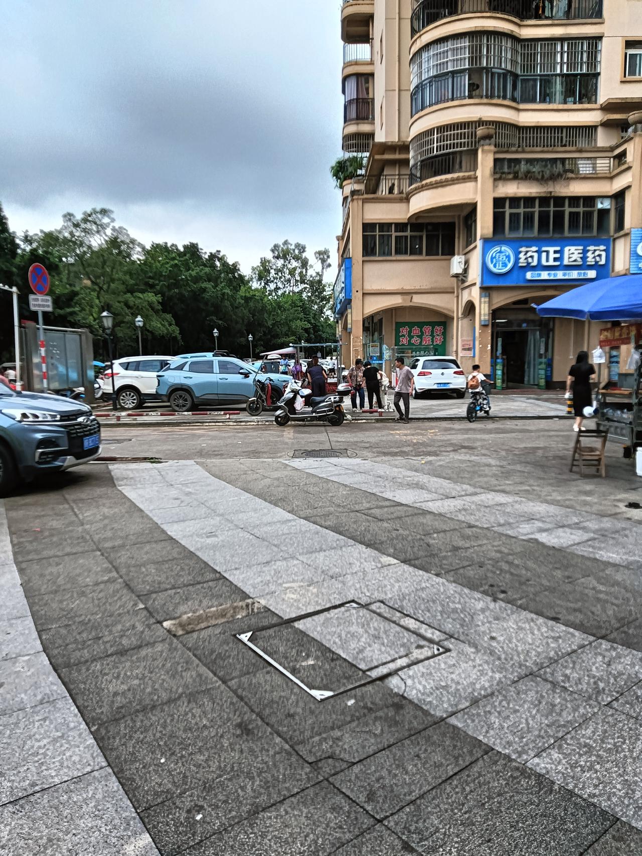 早闻今年的荔枝减产严重荔枝价格水涨船高，下午经过东湖公园附近见一摊贩在卖新鲜荔枝