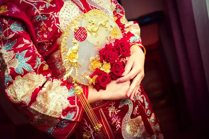 新娘化完妆准备去迎宾，随口一问那六十万彩礼放哪了，母亲却轻飘飘地说给弟弟付了买房