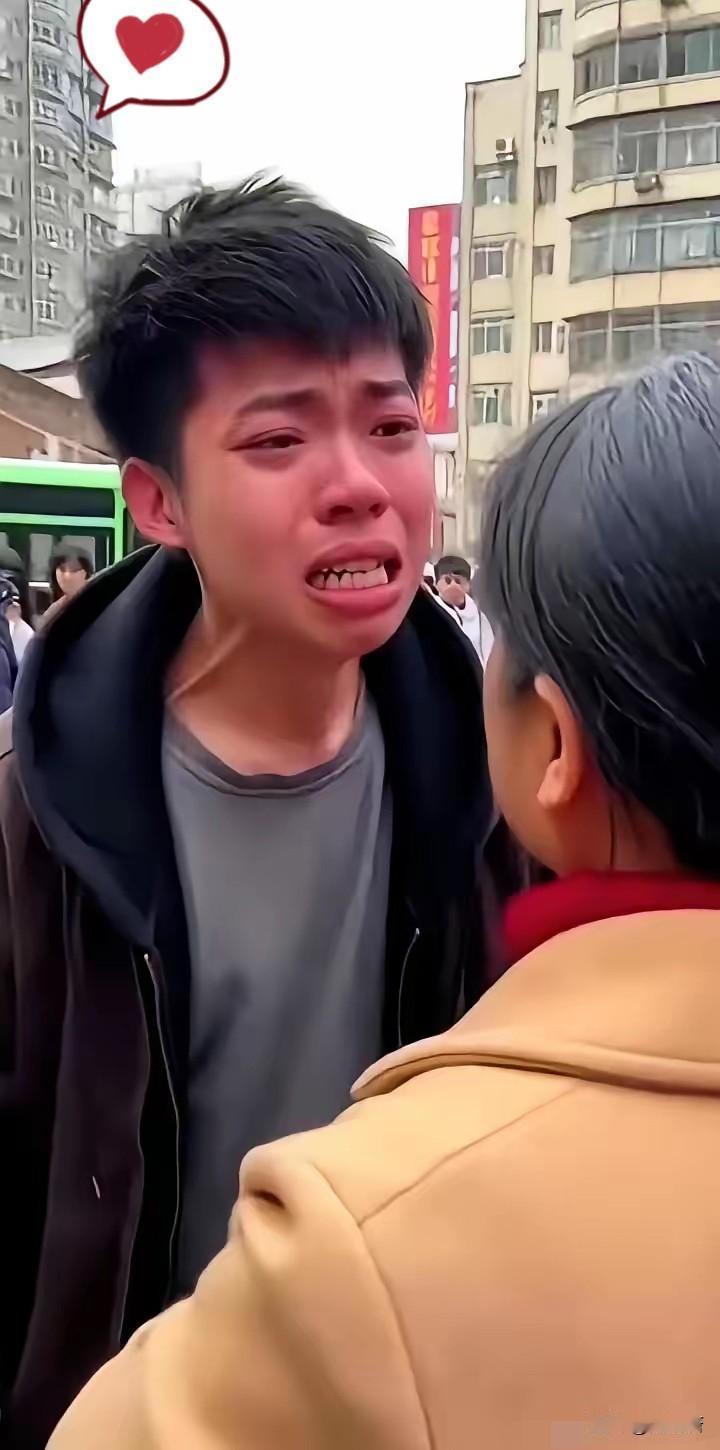 心酸，小区楼下，一对母子撕心裂肺，儿子对着妈妈哭吼着：“35万彩礼啊，车子房子，