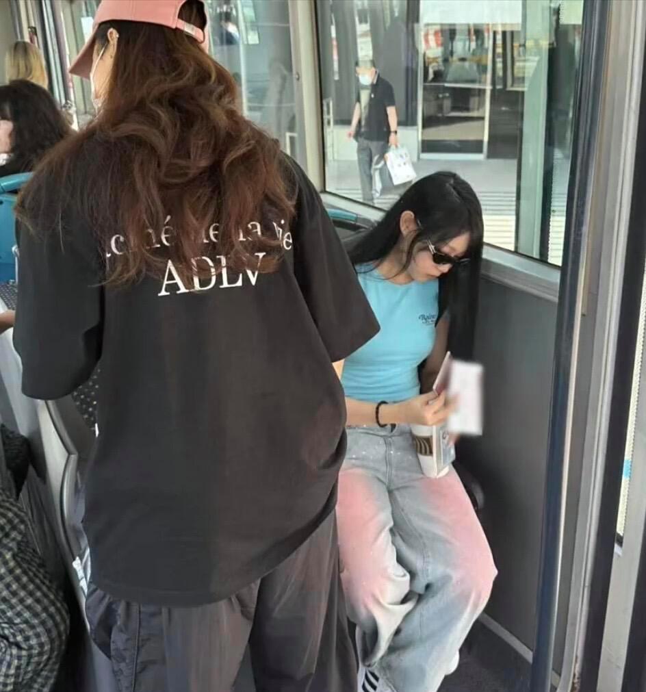 小沈阳18岁女儿沈佳润现身韩国机场，她戴着大墨镜，手拿咖啡，打扮得光鲜亮丽，好像