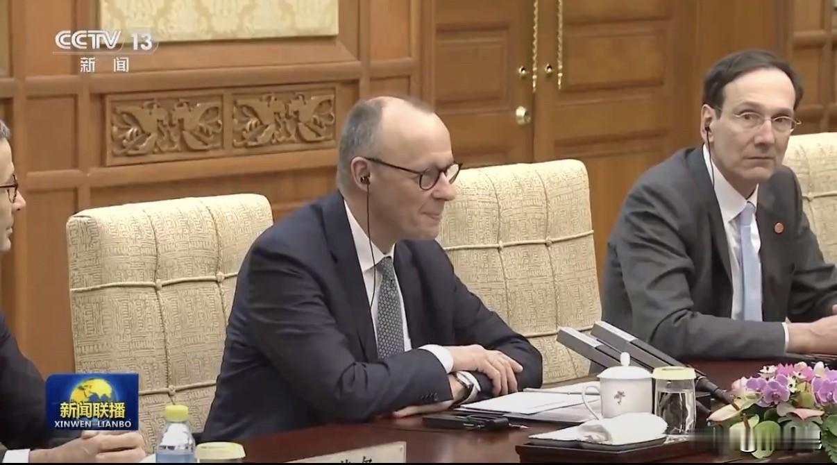 正在北京访问的德国总理默茨今天用中文写道：“我们想要加强德中经贸关系。作为全球三