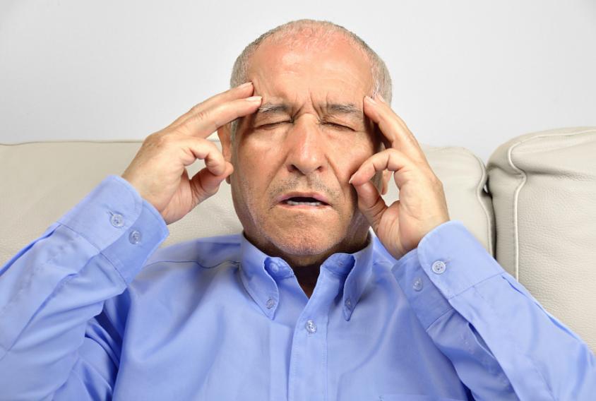 42岁大姐起夜后，凌晨3点脑梗离世！只因睡前4大坏习惯！要警惕凌晨三点的夜，