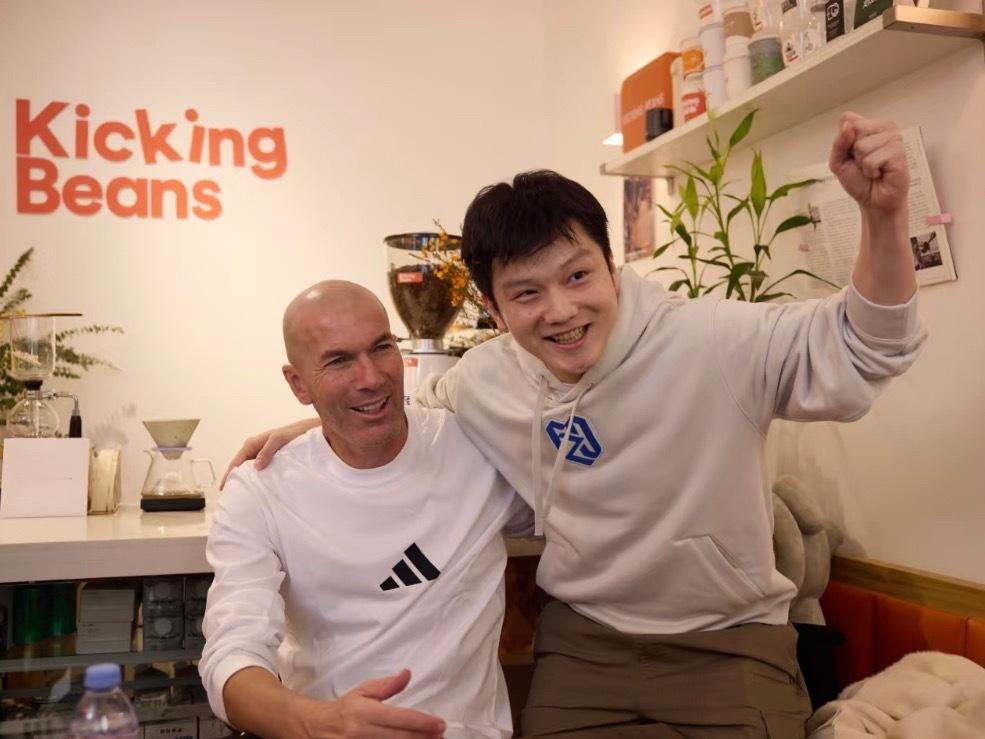 啊啊啊还以为东哥直接坐齐祖腿上了