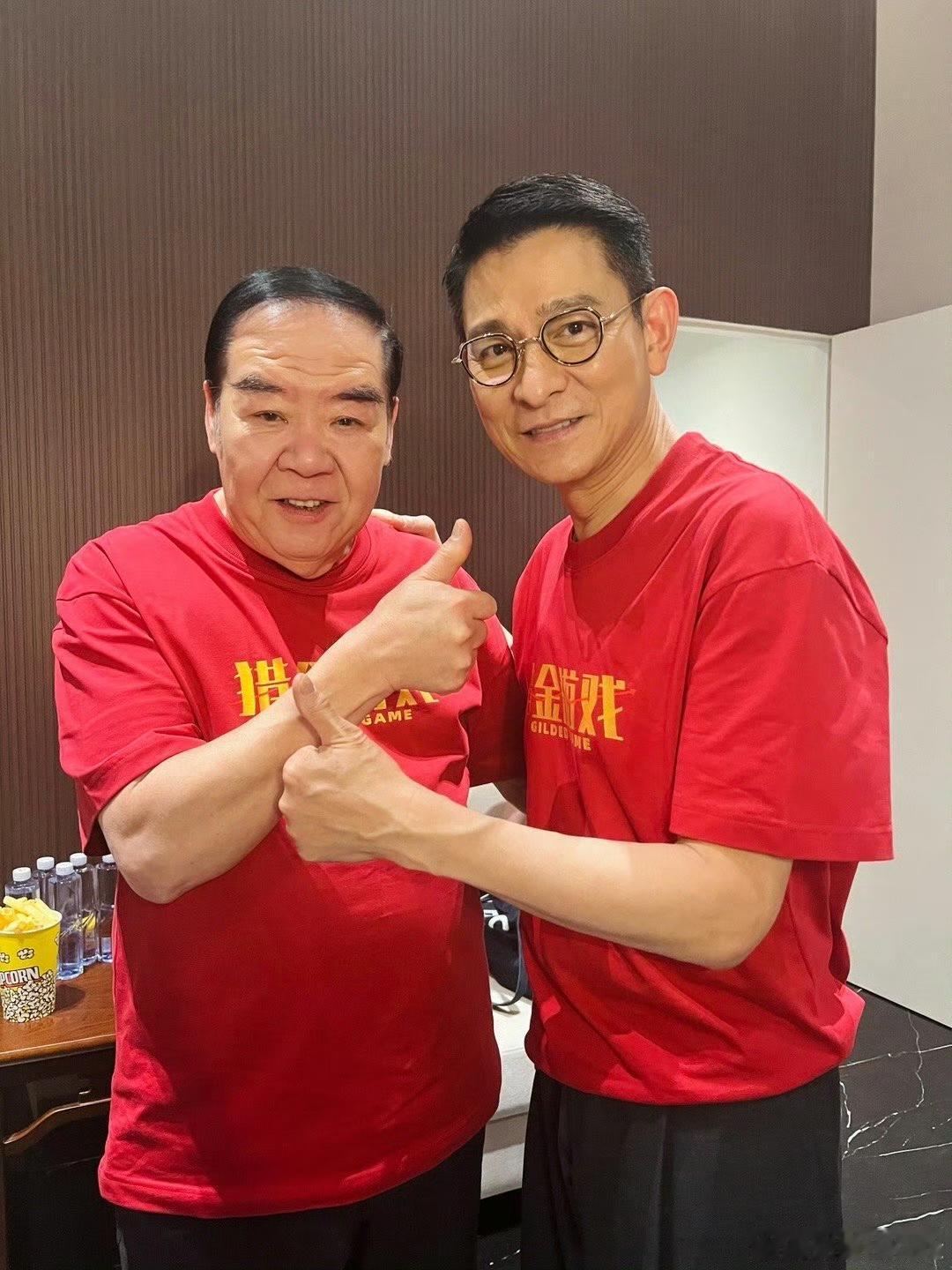 高清镜头下的刘德华长这样，颈纹松弛下垂不再年轻，一看就是老年人！同框73岁的郑