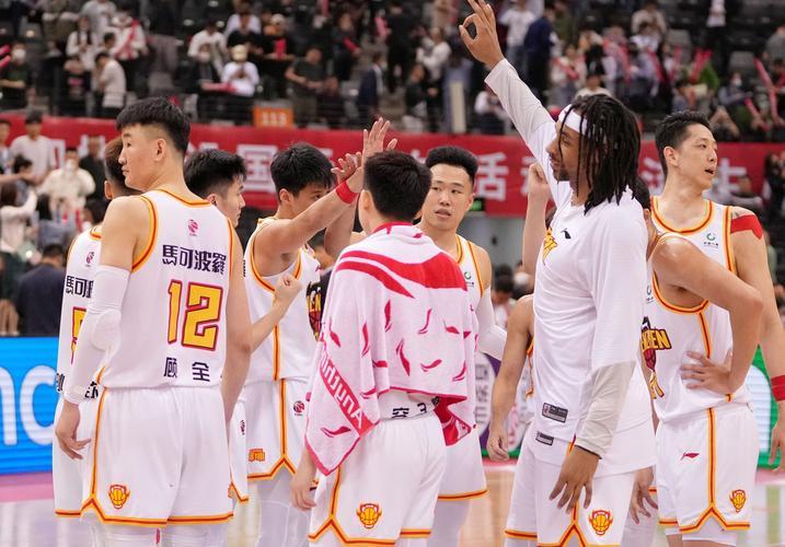 深圳队107-97赢了上海队，这结果，算是爆了一个冷门，所有人都没想到，郑永刚的