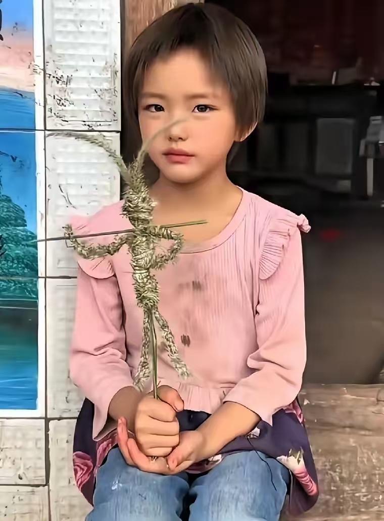 昆明一家医院的候诊区，小姑娘坐在墨绿色长椅上等奶奶挂号，一个陌生人举起手机对着她
