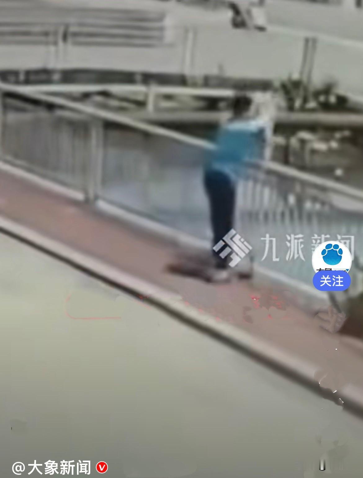 太吓人了……近日，广东汕头河边桥边，一个三四岁的小女童独自走路，一名穿蓝色T恤