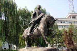 1934年，吉鸿昌被敌人杀害后，他的妻子就疯了，每天衣衫褴褛的在大街上哭喊丈夫和