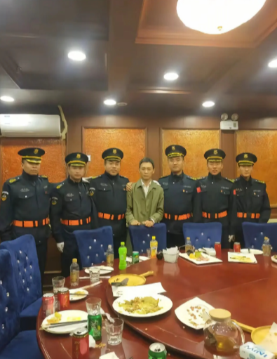 有点像被抓啦​​​！笑不活了