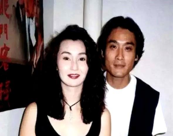 梁家辉这事儿当年在圈外传得挺开。有回剧组聚餐，张曼玉借着酒劲往他身边蹭，手刚