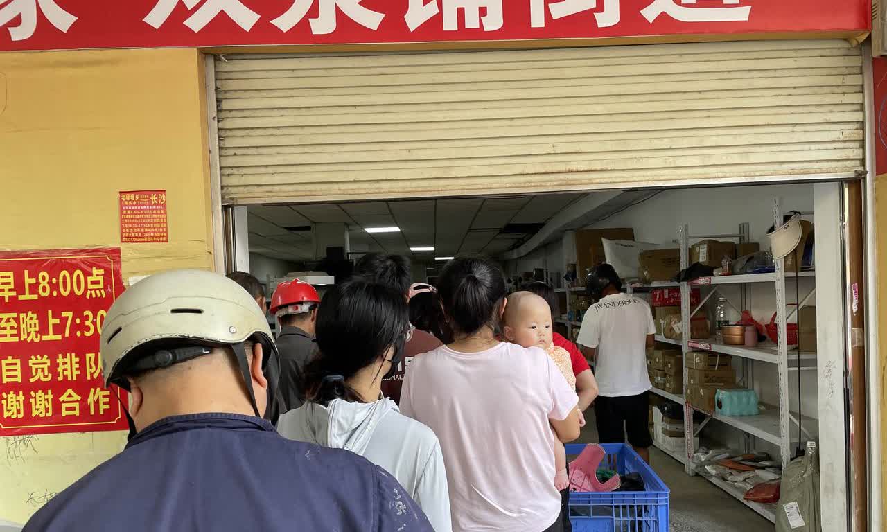 “败家娘们，就知道买、买、买，买这么多东西，堆到屋里，好多快递包装都没拆”。快递