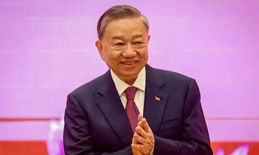 越南现任领导人苏林的统摄力、震慑力、威慑力过人，在公开场合，苏林虽笑容可掬，但笑