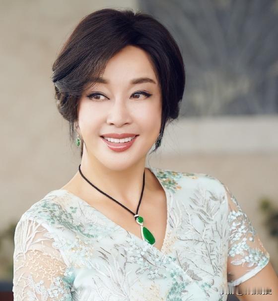 一次节目中，金星对刘晓庆说：“你说你，害了多少男人啊！结婚的没结婚的都害了一群，