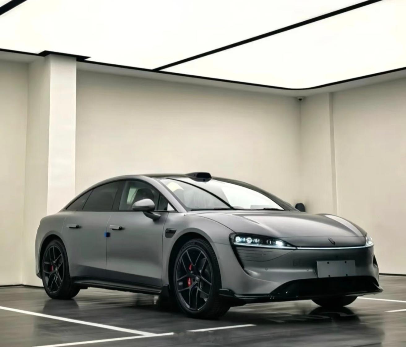 智界旗下现在有智界S7与智界R7两款车型。其中，智界S7是其首款车型在2023年