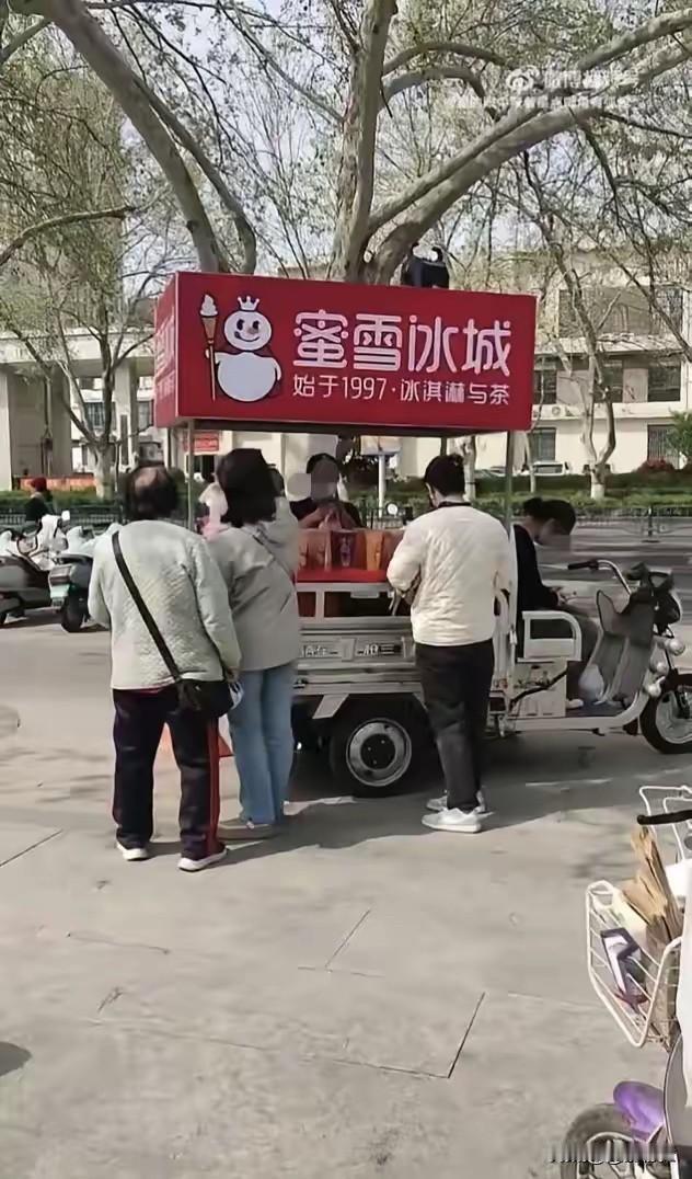 男子三个小时赚256元，的确很聪明，钱是赚了，进货3.5一杯的柠檬水，拿去倒卖6