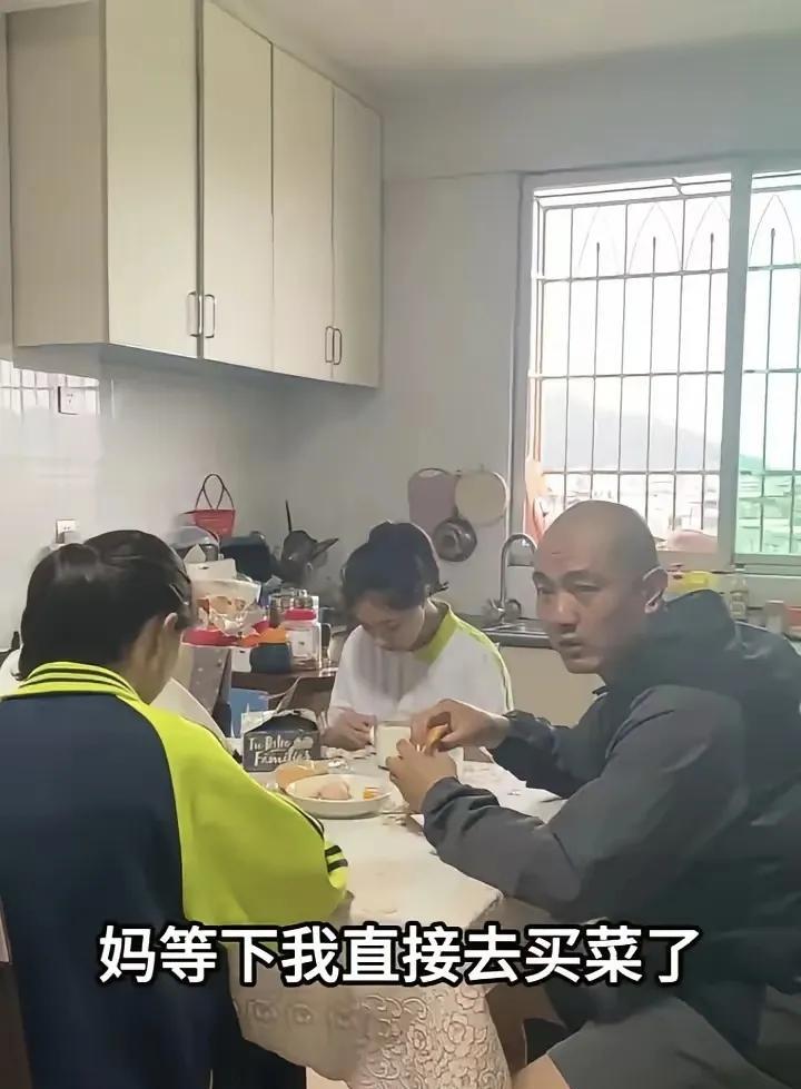 原来阿根廷奇娜的婆婆也不会抢着早起做早餐给孩子们吃呢。本来以为如今阿根廷奇娜走了