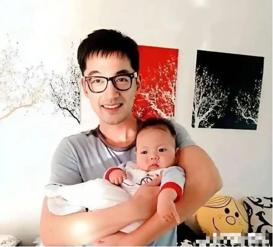 胡歌现在最开心的，不是赚钱，也不是陪老婆，而是和女儿在一起。 信源: