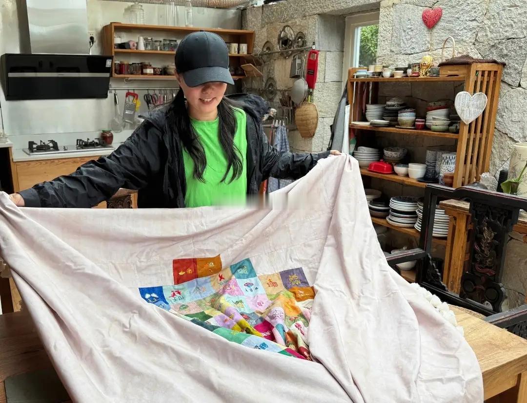 坚持了二十年的跨国婚姻，最后还是走散了，龚琳娜和老锣可以说相爱相守时浪漫到极致，