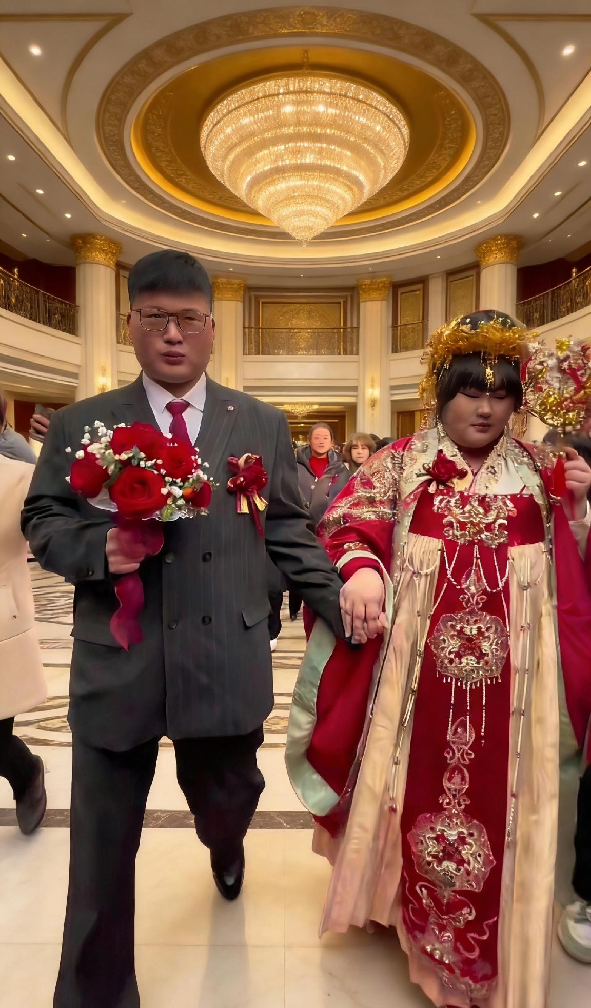 大衣哥的女婿和儿子长得很像，不胖不瘦，体型都像，大衣哥不图男方家是否有钱，只要人