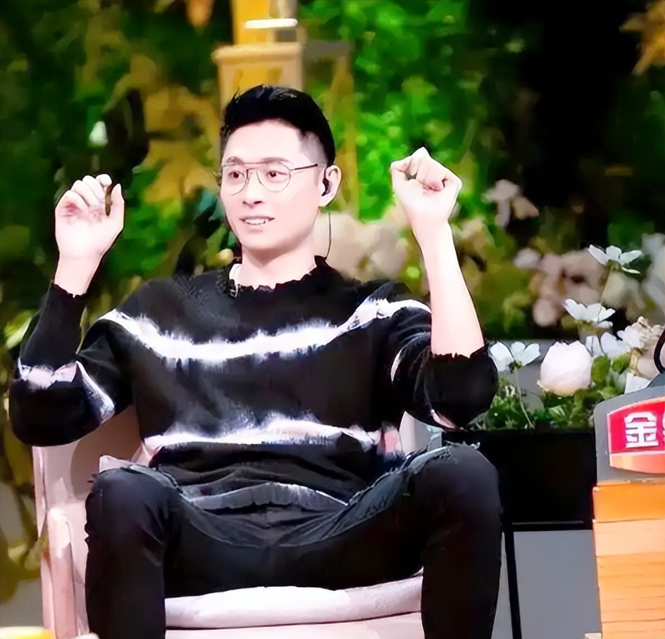 本应凭借一帘幽梦大红的张嘉倪，在嫁给买超后不温不火。 离奇的是她跟买超离婚后